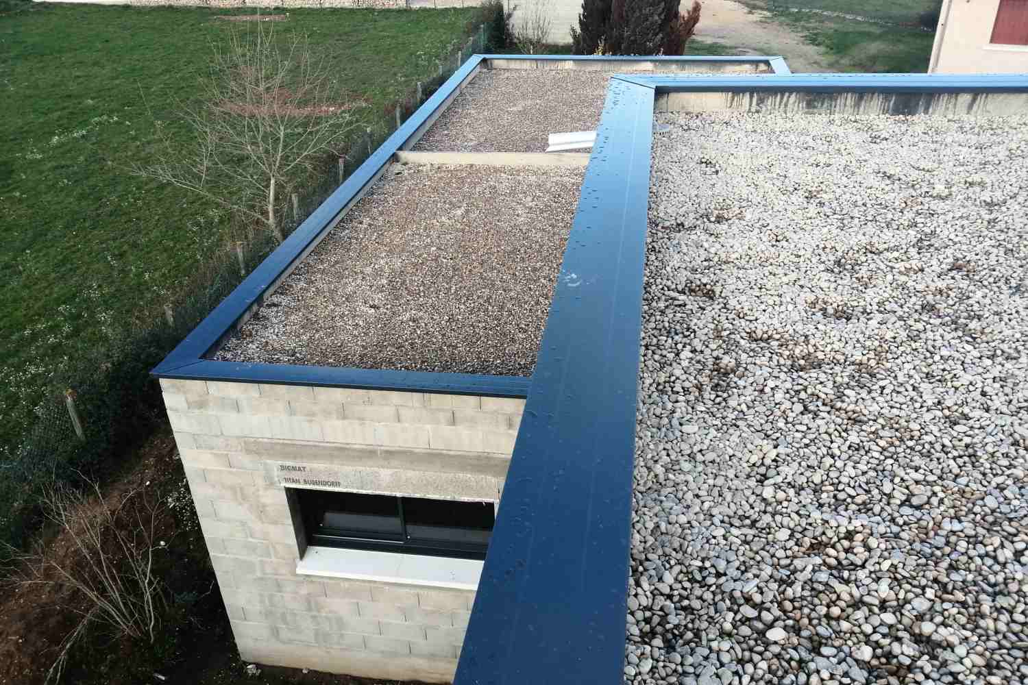 Installation de membrane d’étanchéité EPDM et d’un substrat drainant en gravillons pour toit-terrasse, dans l’Isère