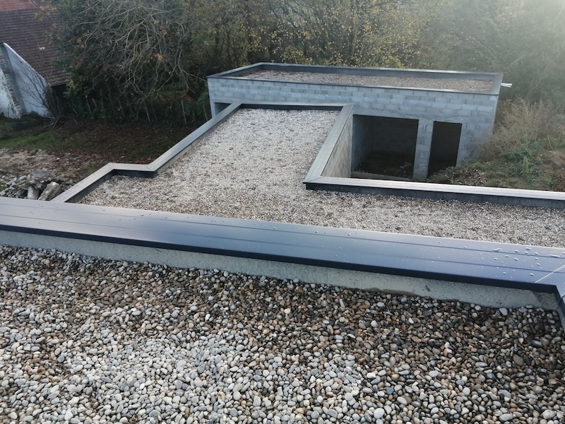 finition-gravillon-toit-végétalisé-rhone